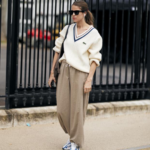 Un look de street style con zapatillas.