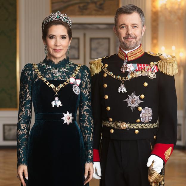 Federico y Mary de Dinamarca, juntos de nuevo: las joyas más espectaculares y el mensaje secreto en el broche de la reina