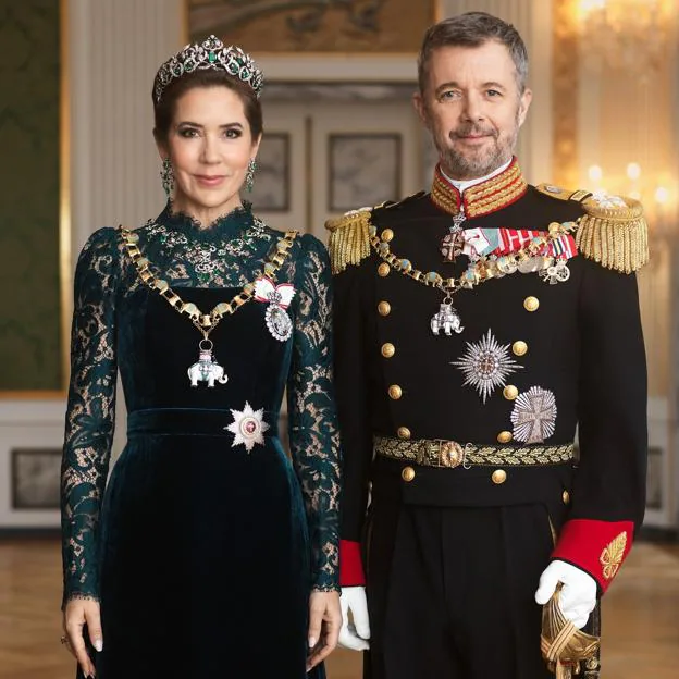 Los reyes Federico X y Mary de Dinamarca, en sus nuevos retratos oficiales. 