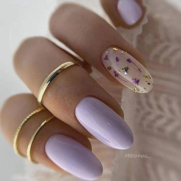 Uñas en tonos pastel con flores secas