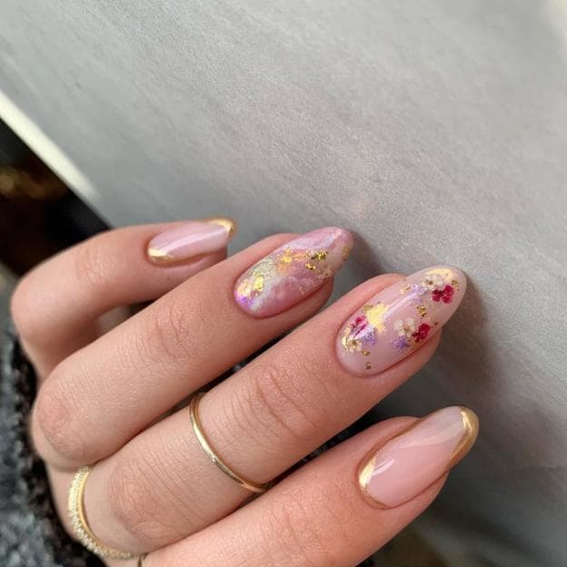 Uñas con flores secas y detalles dorados