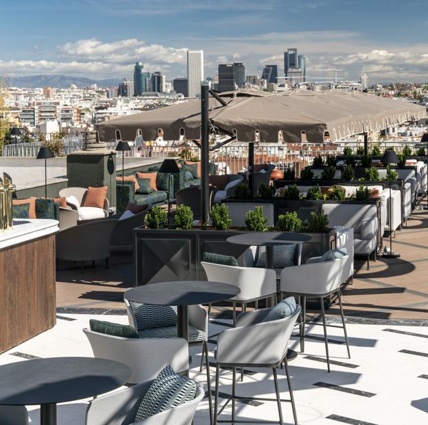 Brunch nocturno: la propuesta gastro de la terraza con las mejores vistas de Madrid que revolucionará el tardeo esta primavera