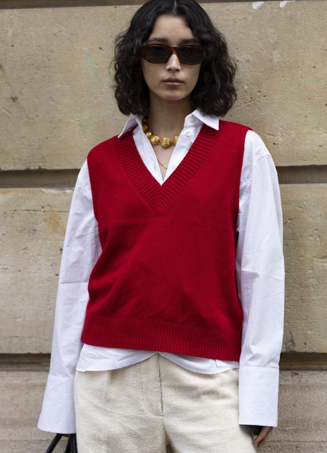 Una mujer con camisa blanca y chaleco rojo. Foto: Launchmetrics spotlight