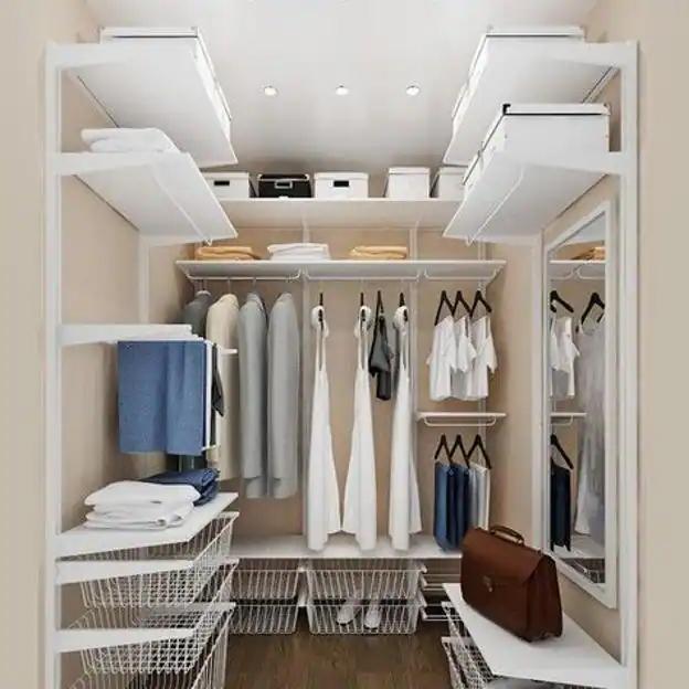 Walk-in closet de IKEA con estructuras BOAXEL. en las paredes.