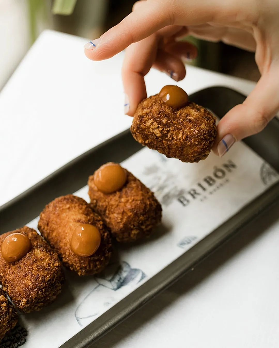 Las croquetas de jamón con yema curada de Bribón, uno de sus platos más solicitados.