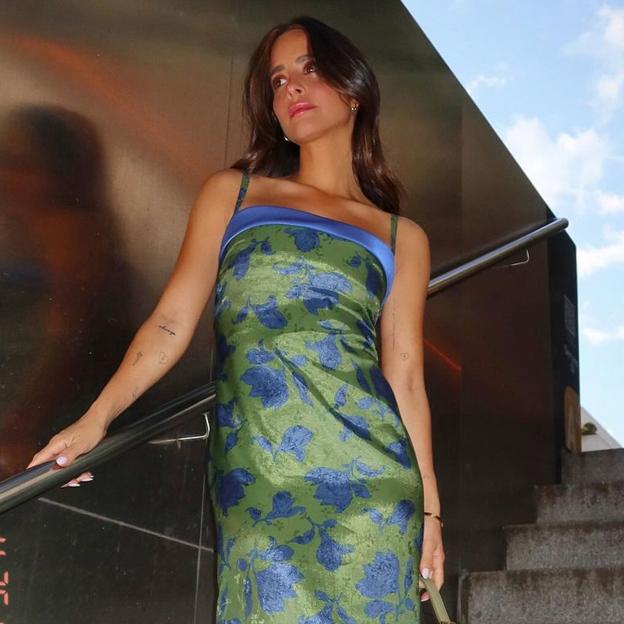 La influencer Maria Frubies con un vestido de invitada de Amlul