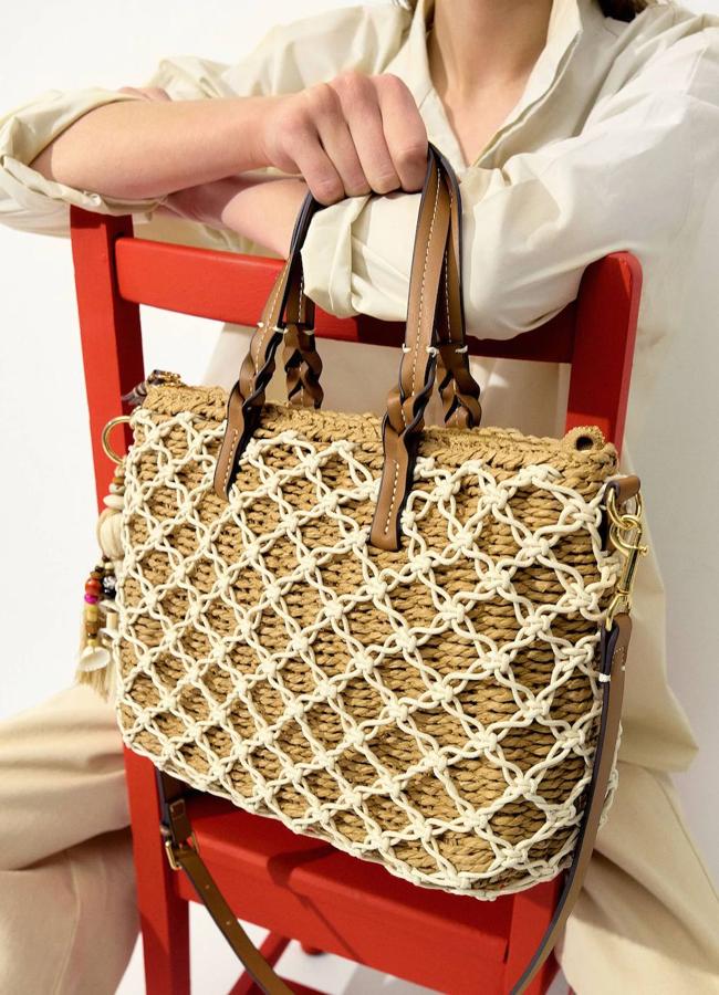 Bolso de rafia adornado con macramé