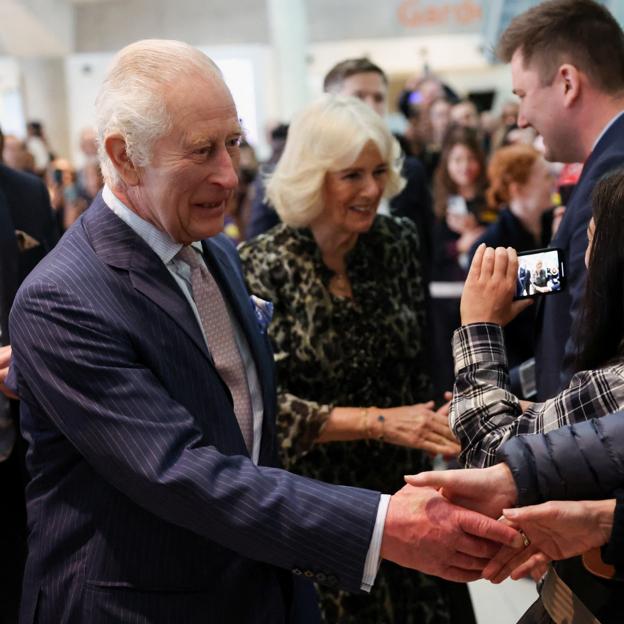 El rey Carlos III de Inglaterra y a reina Camilla saludando a los congregados. 