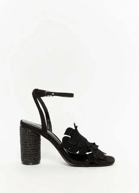 Sandalias negras de Sfera (39,99 euros)
