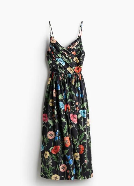 Vestido negro estampado con flores de H&M (44,99 euros)