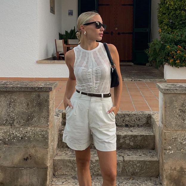 Influencer Fuen Albaladejo con bermudas