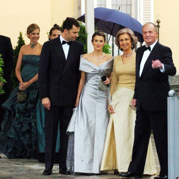 Doña Letizia, con vestido de Caprile en la cena previa a su boda con don Felipe de Borbón.