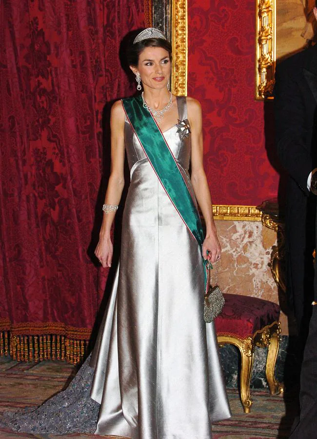 La primera vez que doña Letizia transformó el vestido de Caprile, para una cena con el presidente de Hungría en 2006. Foto: Gtres.