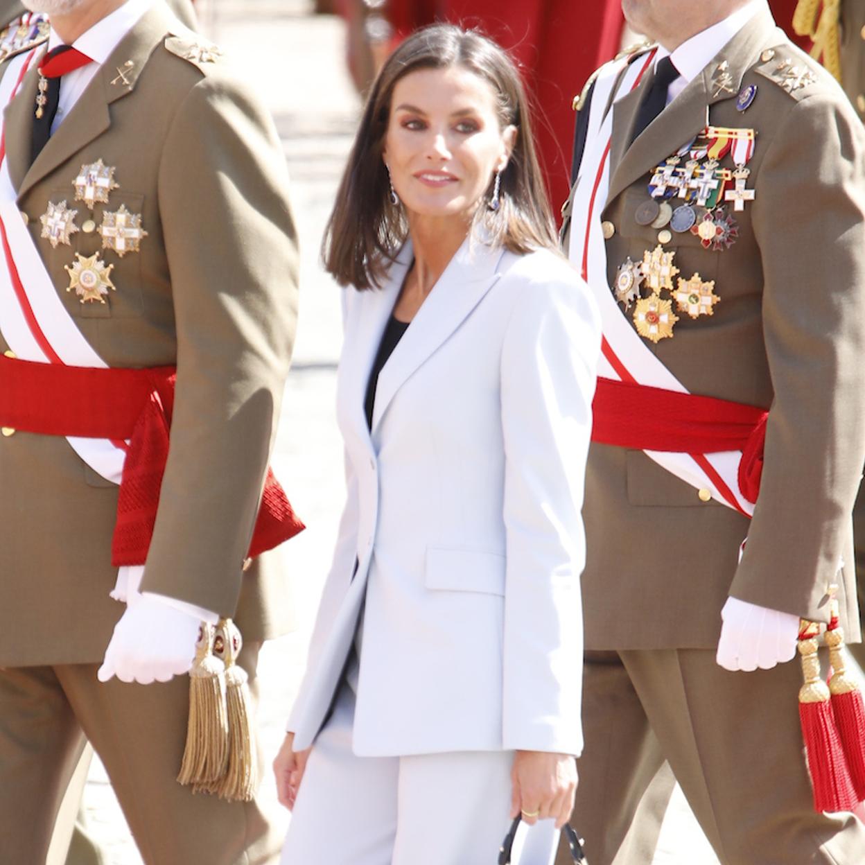 La reina Letizia con traje blanco en el acto central militar conmemorativo del XL Aniversario de la Jura de Bandera de la XLIV Promoción de la Academia General Militar./limited pictures