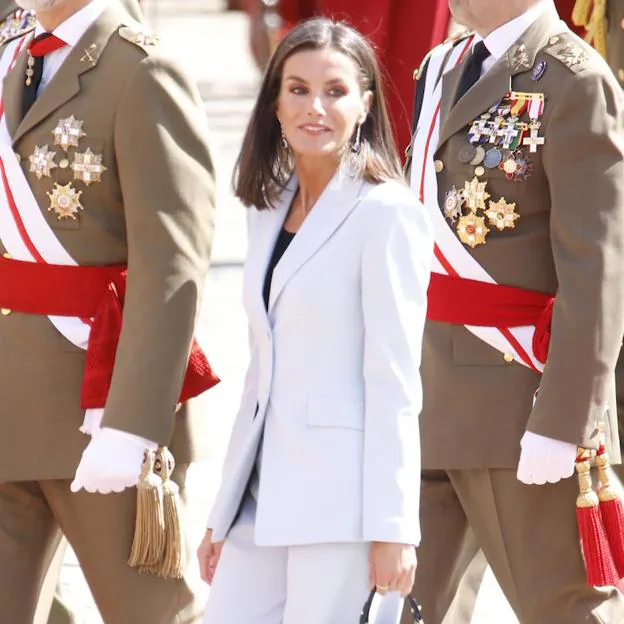 La reina Letizia ha encontrado el traje blanco de entretiempo perfecto por su efecto estilizador