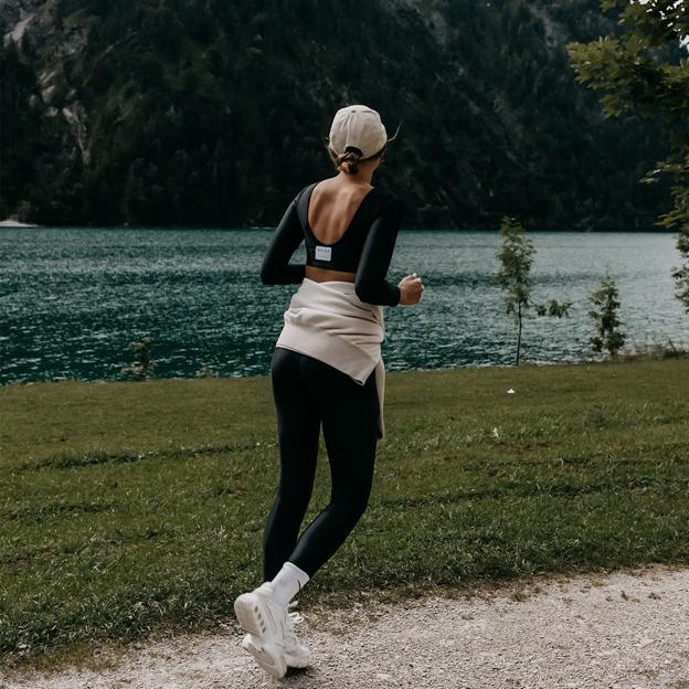 Mujer entrenando al aire libre