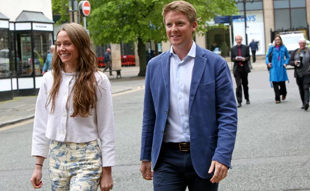 Hugh Grosvenor y Olivia Henson en una imagen reciente. 