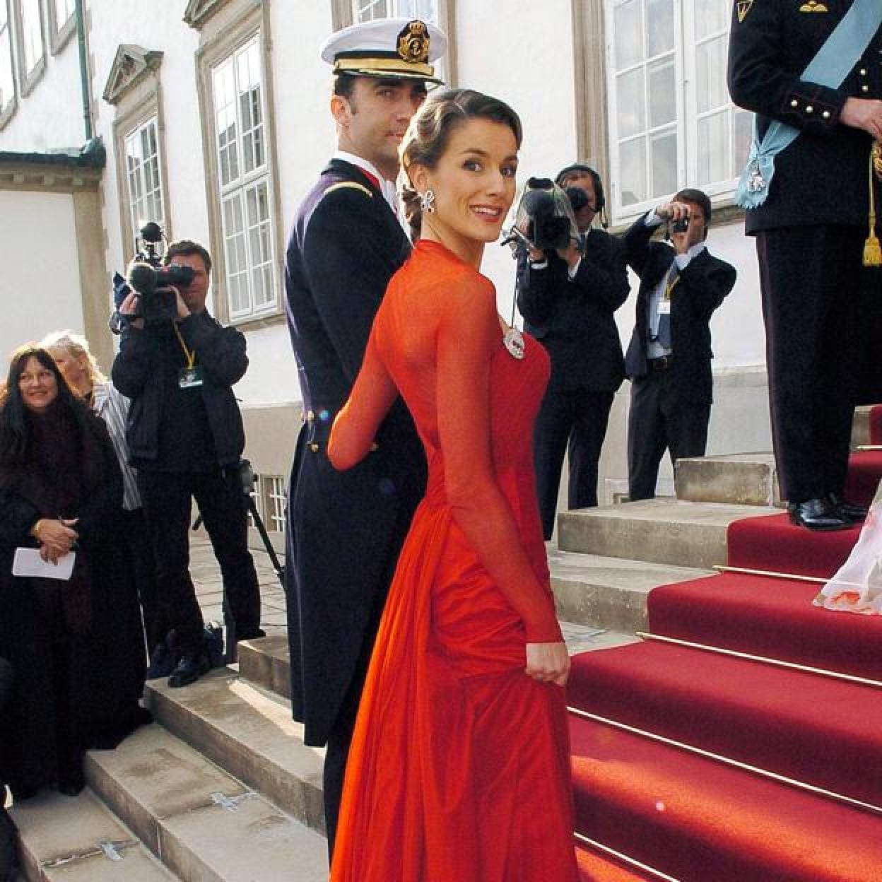 Los secretos del vestido rojo de Caprile con el que Letizia arraso en Dinamarca hace 20 aos Mujer Hoy