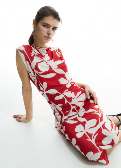 Vestido con estampado de flores de Sfera (29,99 euros)