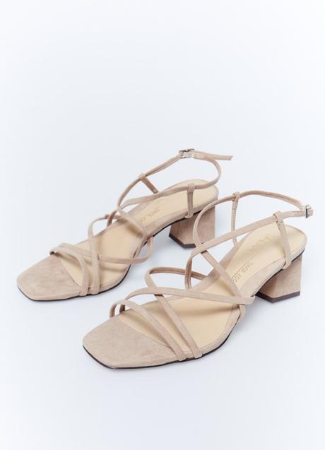 Sandalias de ante de Sfera (25,99 euros)