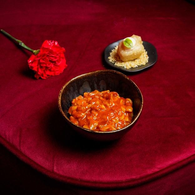 El buñuelo de bacalao y los callos marineros del menú creado por Eneko Atxa degustar este San Isidro en Basque. 