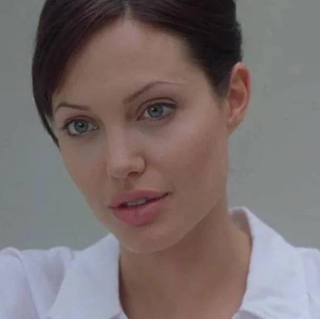 Angelina Jolie con cejas finas noventeras