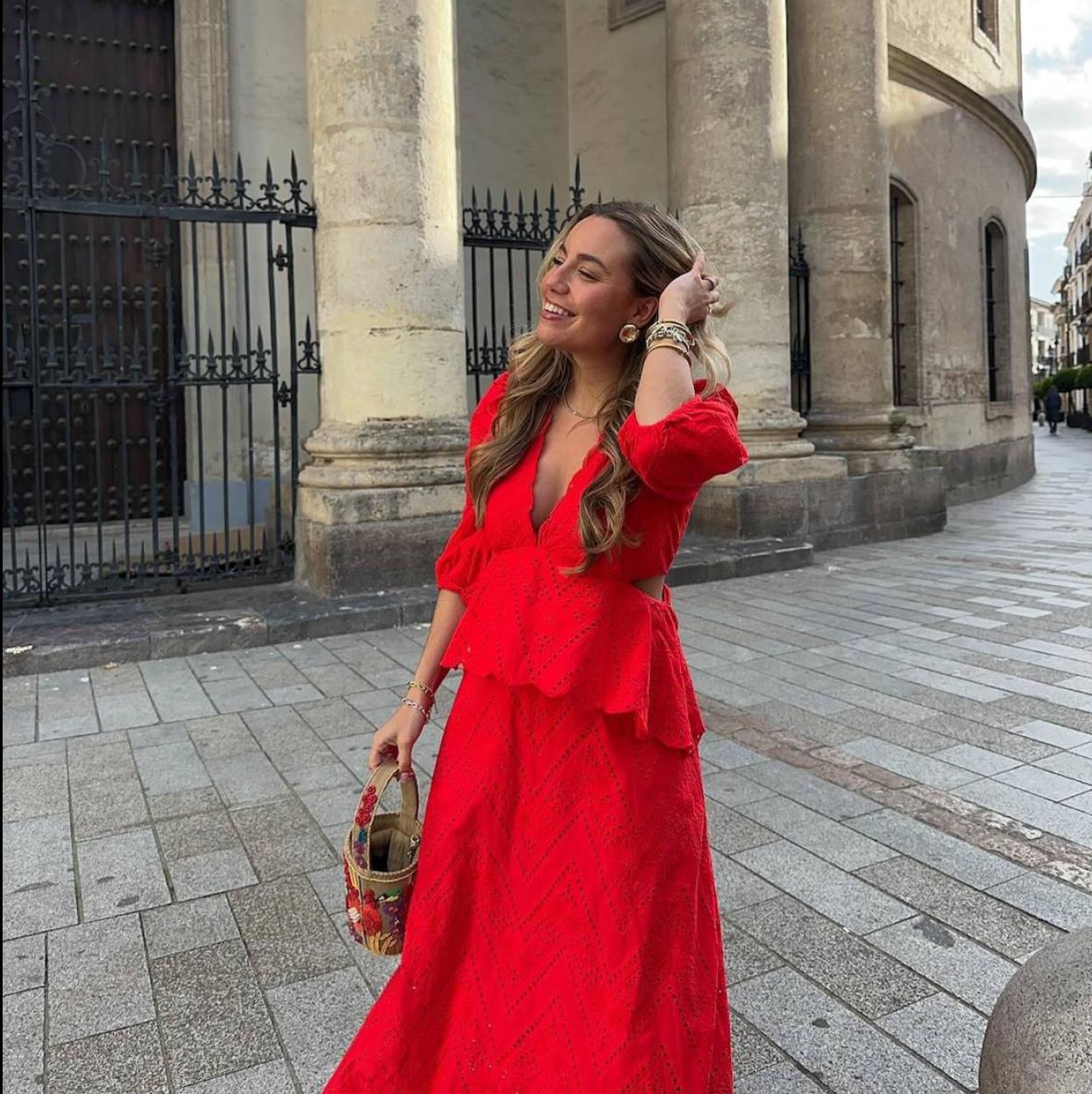 Influencer con vestido rojo/@LISASIMPPSON