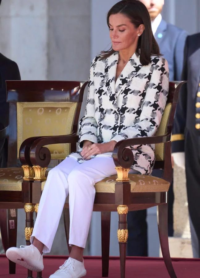 La reina Letizia con zapatillas blancas. / LIMITED PICTURES