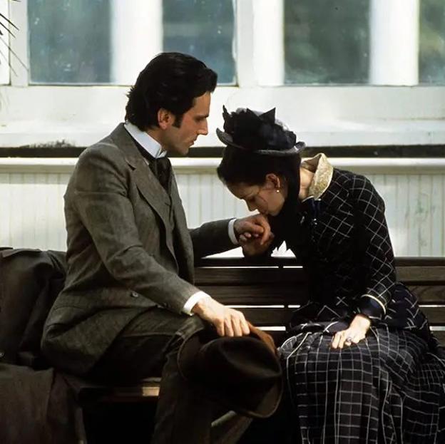 Daniel Day-Lewis y Winona Ryder en una imagen de la adaptación del libro de Edith Wharton, La edad de la inocencia.