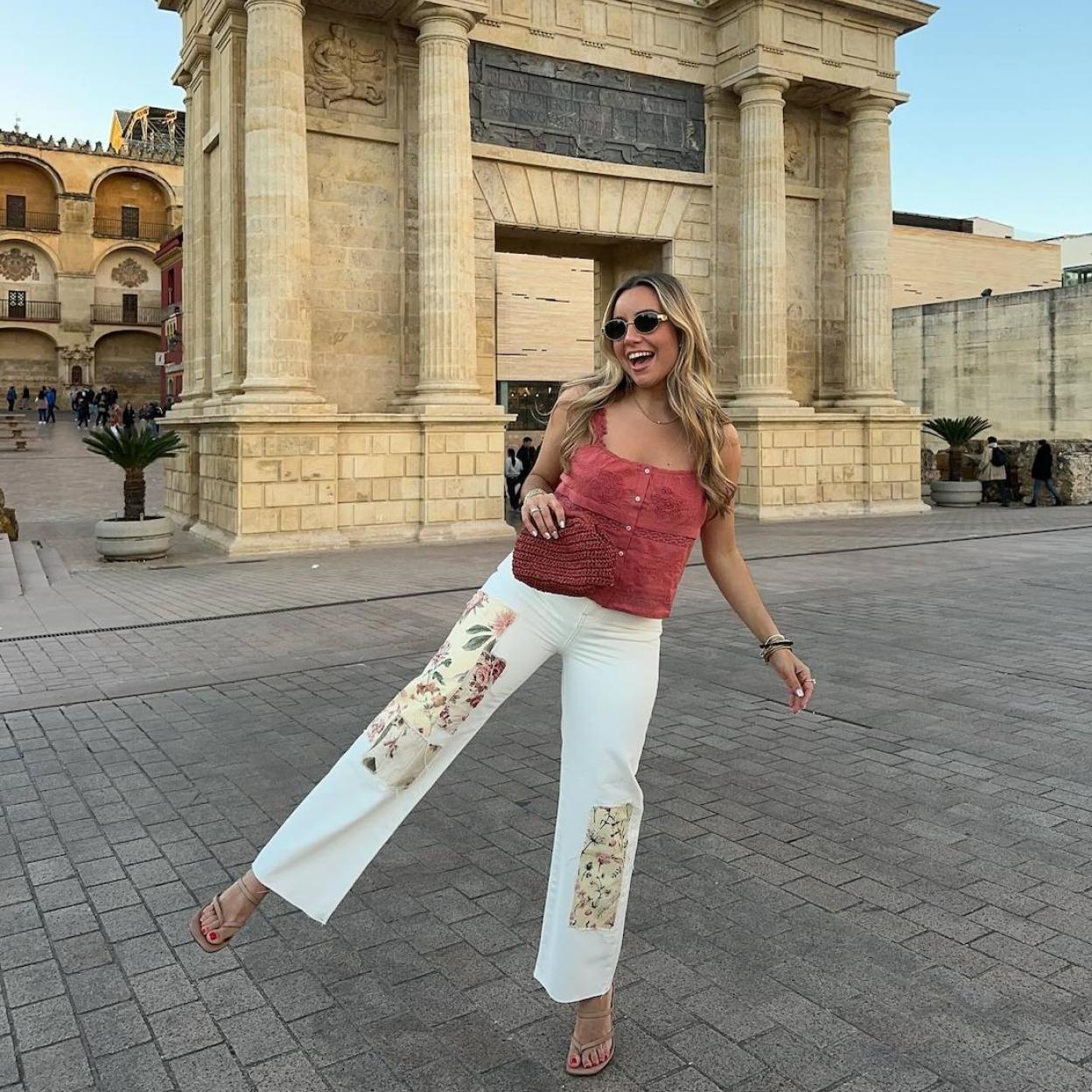 Influencer con los pantalones vaqueros primaverales virales de Mango/@LISASIMPPSON