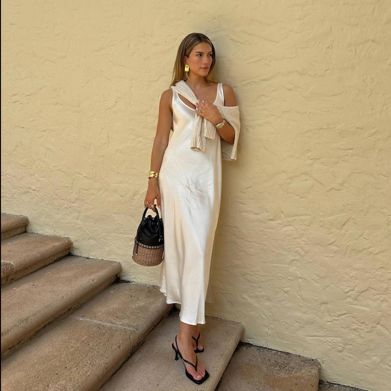 Influencer con vestido lencero elegante/@CASSDIMICCO