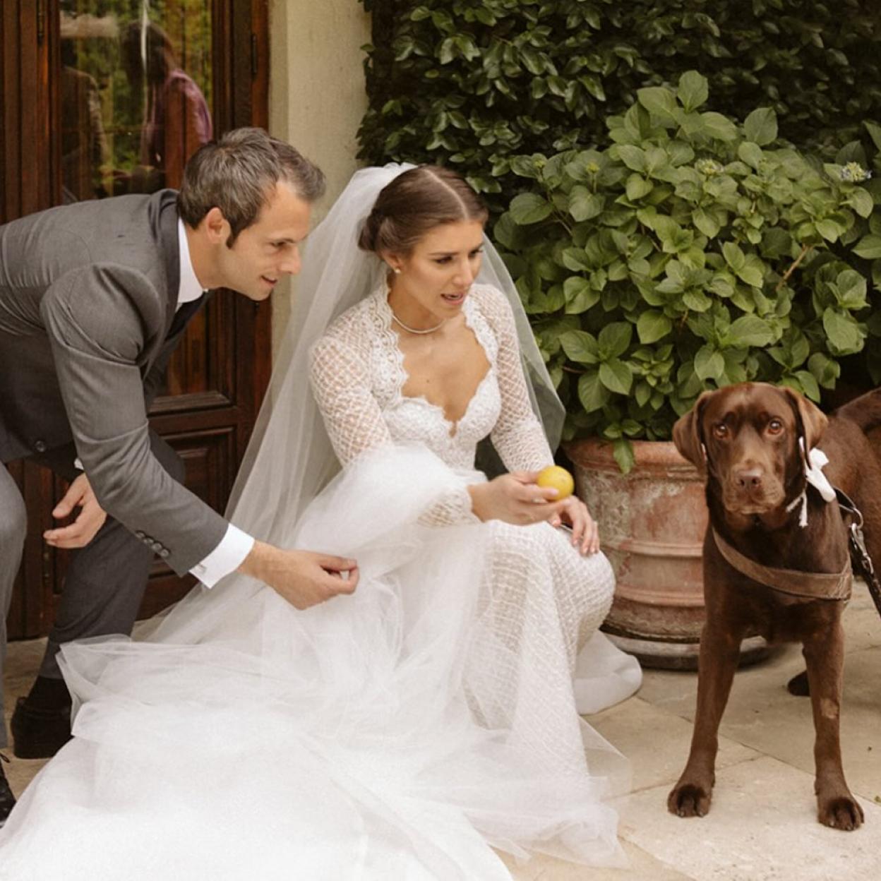 Carmen Ballesteros Botín con Juan Diego García, junto a su perrita Capitana. /instagram