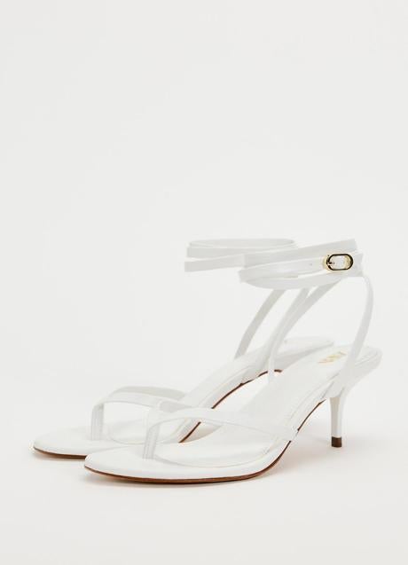 Sandalias blancas de Zara (49,99 euros)