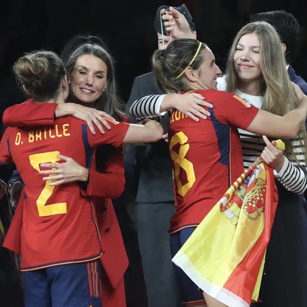 La reina Letizia y la infanta Sofía en la final del mundal de Sídney de fútbol femenino.