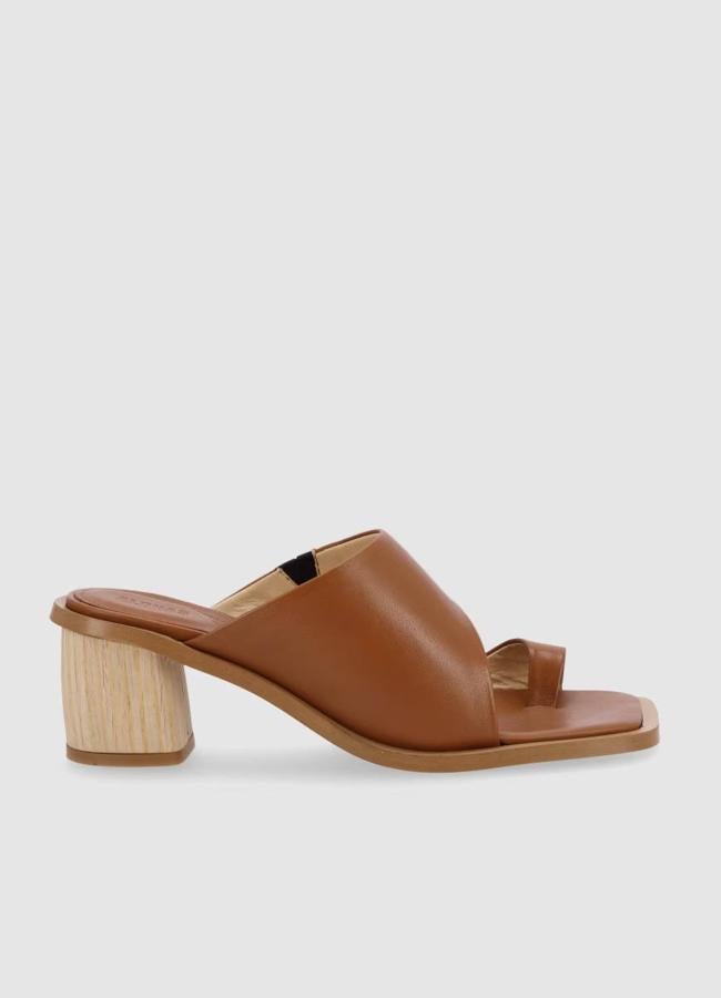 Sandalias asimétricas de piel estilo mule con tacón de madera