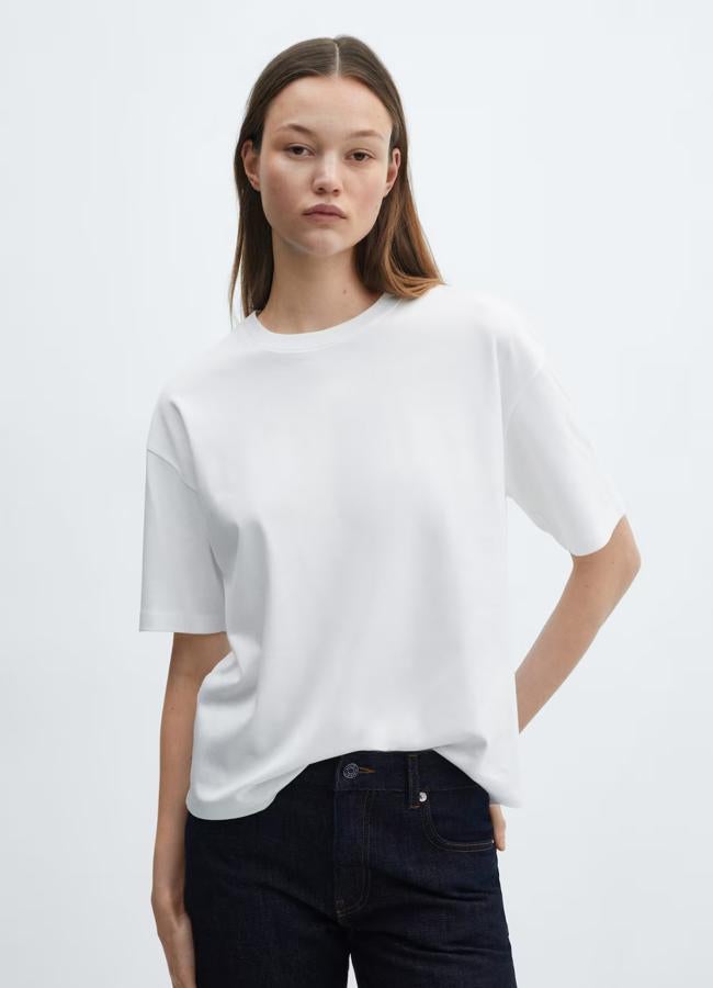 Camisetas oversize en blanco de Zara y Mango que necesitas combinar con tus pantalones favoritos Mujer Hoy