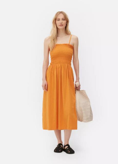 Vestido naranja de Primark (18 euros)