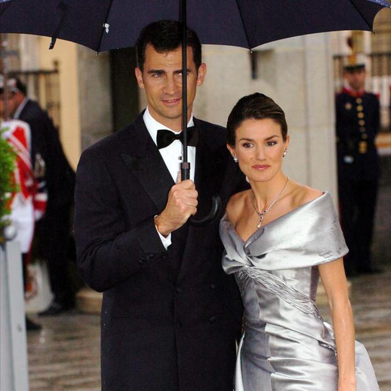 Felipe y Letizia, llegando a la cena ofrecida el día anterior a su boda./GTRES