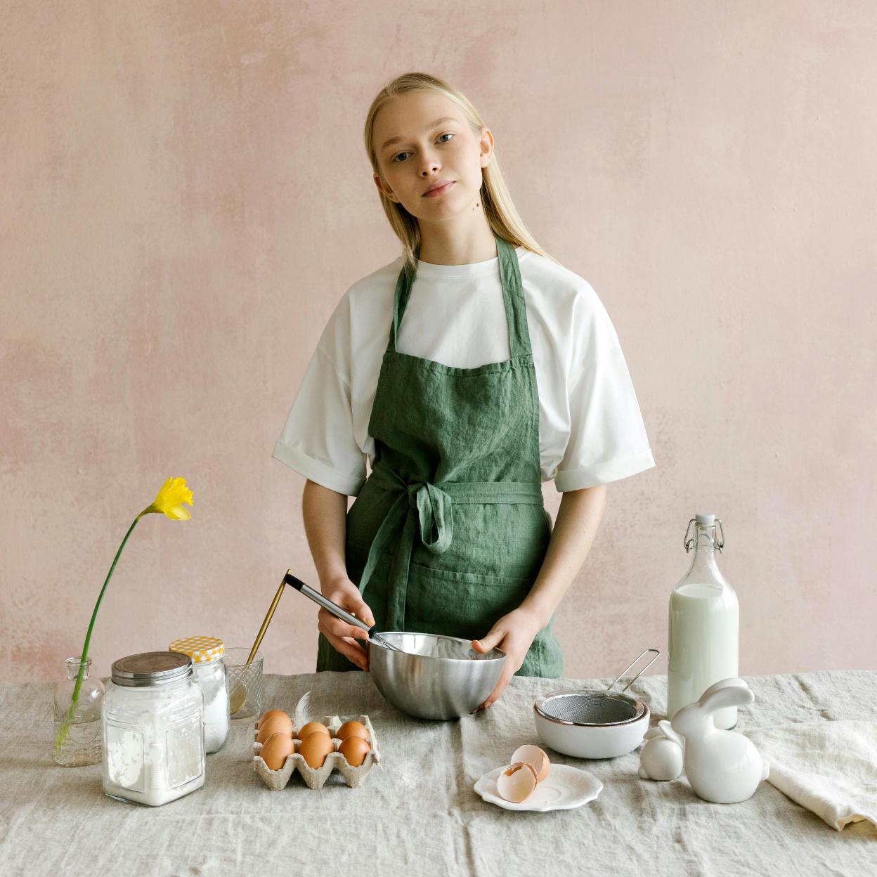 Una chica reparando el desayuno/pexels