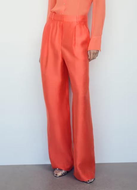 Pantalón naranja de Mango (49,99 euros)