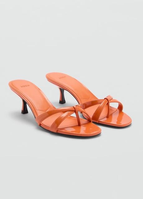 Sandalias naranjas de Mango (29,99 euros)