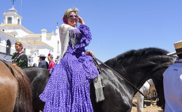 Simoneta Gómez-Acebo vestida de flamenca y sonriente. 