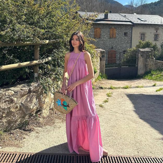 Influencer con vestido largo