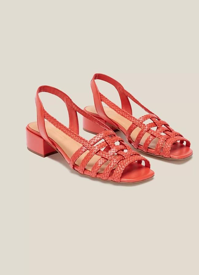 Sandalias trenzadas con tacón bajo en rojo