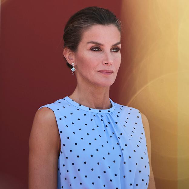 Los mejores looks de la reina Letizia en el Día de las Fuerzas Armadas: del abrigo Bridgerton al vestido de invitada perfecto