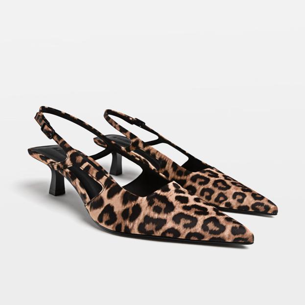 Zapatos Kitten con print de leopardo, 25,99 euros en Stradivarius. 