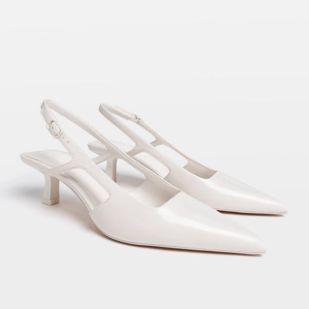 Zapatos Kitten destalonados en blanco, 25,99 euros en Stradivarius. 