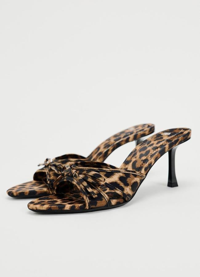 Sandalias de tacón con estampado de leopardo de Zara.