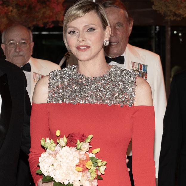 Charlene de Mónaco derrocha glamour con un espectacular vestido rojo