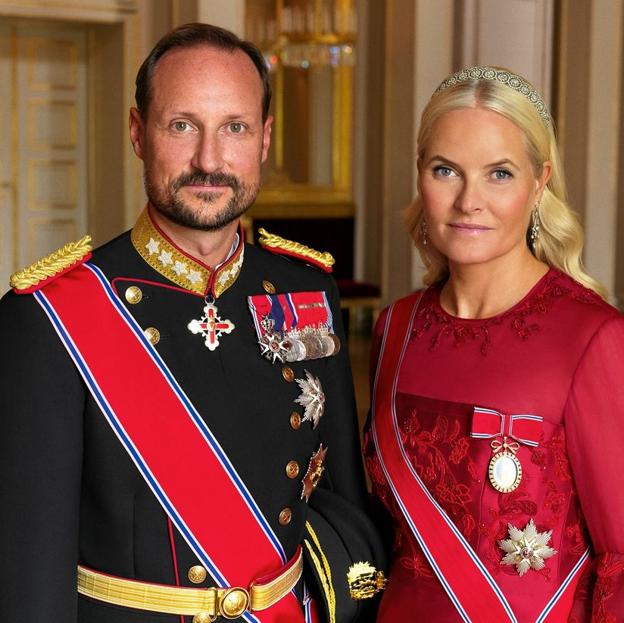 Haakon y Mette-Marit de Noruega en su residencia habitual de Skaugum. 